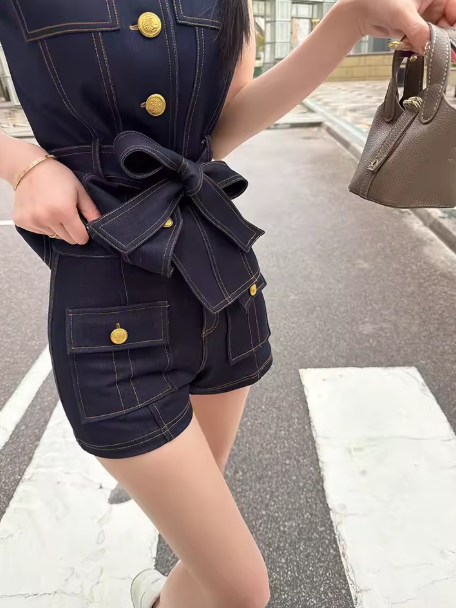 女士高腰牛仔短褲，春季新款，休閒款式，帶外袋和扣子，適合女性穿著